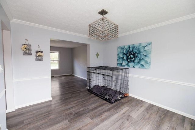 living room featuring crown molding, baseboards, and wood finished floors