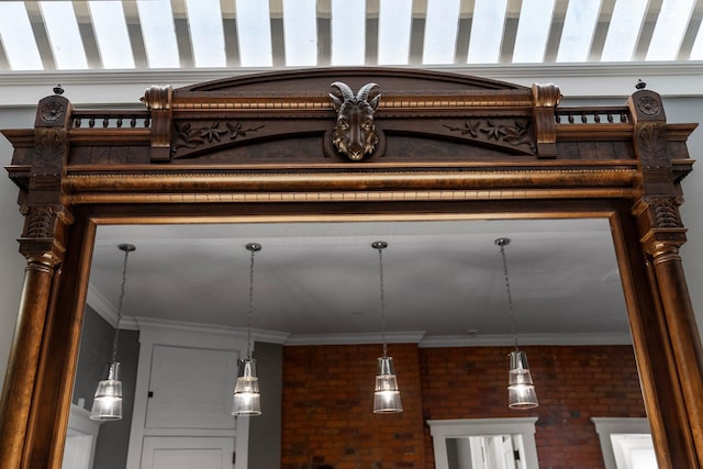 884 Neil Ave, Columbus, OH 43215 - detailed view of crown molding