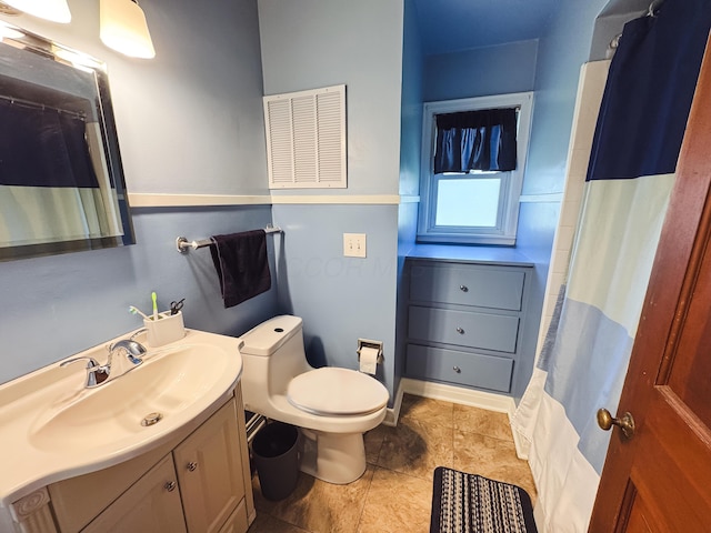 bathroom featuring toilet, visible vents, a shower with shower curtain, and vanity