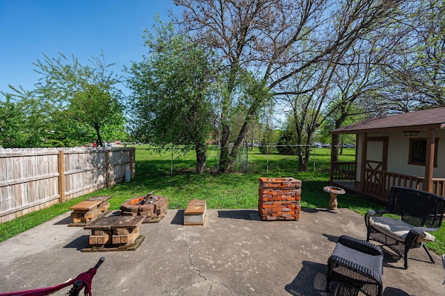 view of patio featuring a fire pit and a fenced backyard