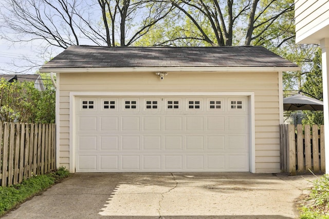 47 Richards Rd, Columbus, OH 43214 - detached garage with fence