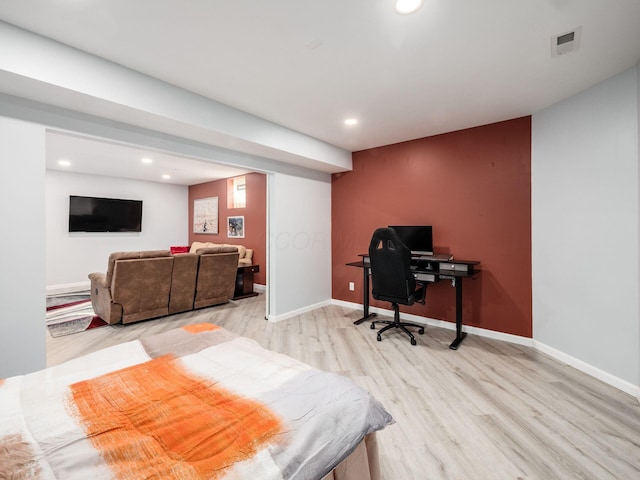bedroom featuring light wood finished floors, visible vents, and recessed lighting