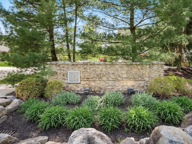view of community / neighborhood sign