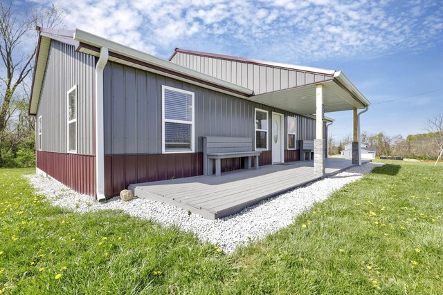 7435 Baltimore Somerset Rd NE, Thornville, OH 43076 - back of property featuring a lawn and a wooden deck