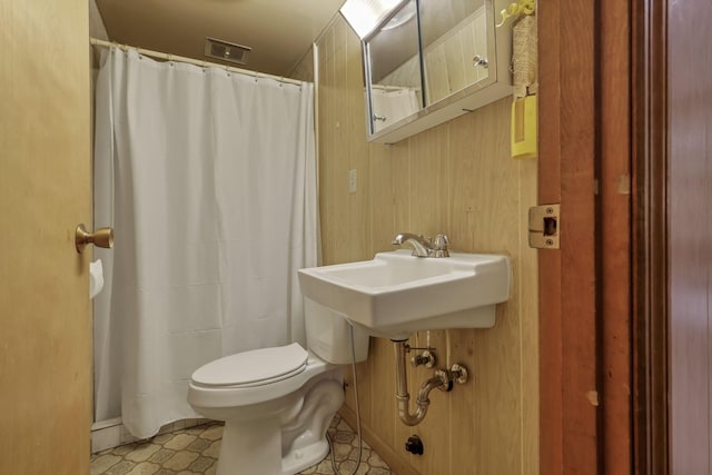 bathroom featuring visible vents, curtained shower, and toilet
