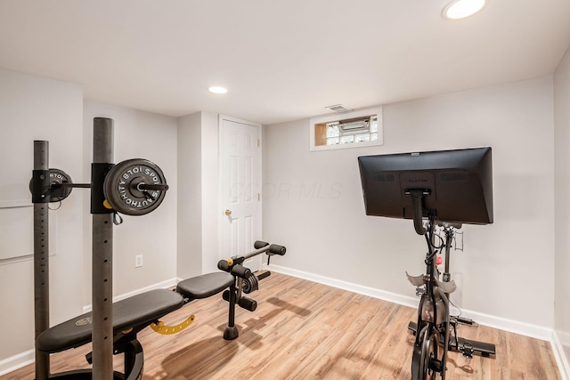 439 Chatham Rd, Columbus, OH 43214 - workout room featuring light wood-style flooring, baseboards, visible vents, and recessed lighting