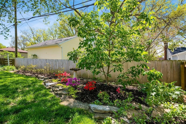 439 Chatham Rd, Columbus, OH 43214 - view of yard featuring fence