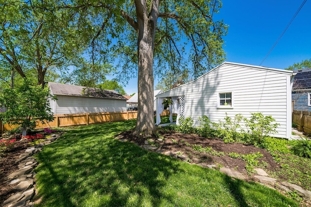 439 Chatham Rd, Columbus, OH 43214 - view of yard with fence