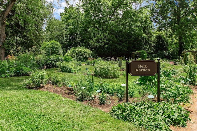 439 Chatham Rd, Columbus, OH 43214 - community / neighborhood sign featuring a yard