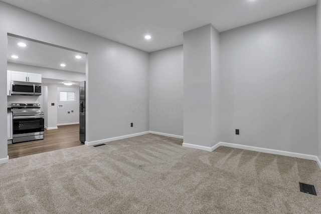 spare room featuring visible vents, recessed lighting, baseboards, and carpet floors