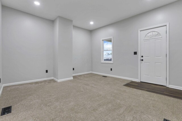 518 S Columbus St, Lancaster, OH 43130 - carpeted foyer entrance featuring visible vents, recessed lighting, and baseboards