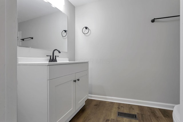 518 S Columbus St, Lancaster, OH 43130 - bathroom featuring visible vents, baseboards, wood finished floors, and vanity