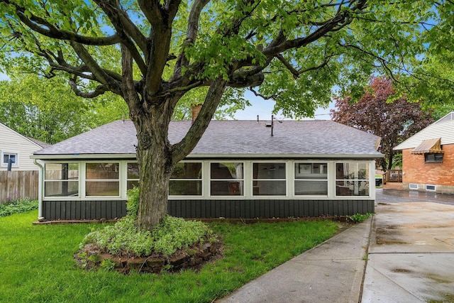 2583 Kingston Ave, Grove City, OH 43123 - view of front of home featuring a shingled roof, a front lawn, and fence