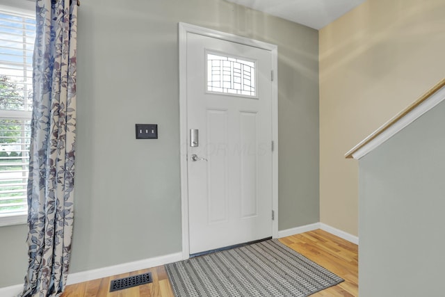 347 Wyncroft Ct, Pataskala, OH 43062 - foyer featuring visible vents, baseboards, and wood finished floors