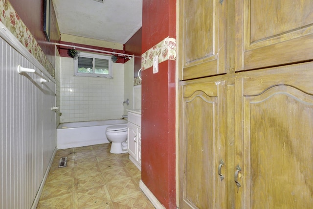 5143 Rutledge Dr N, Columbus, OH 43232 - bathroom featuring baseboards, toilet, bathing tub / shower combination, and visible vents