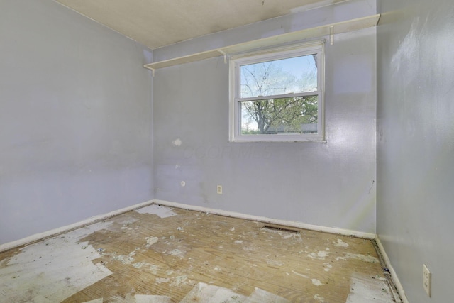 5143 Rutledge Dr N, Columbus, OH 43232 - unfurnished room with baseboards and visible vents