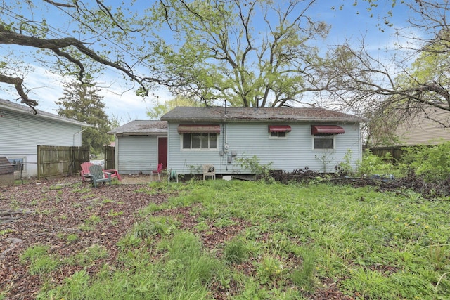 5143 Rutledge Dr N, Columbus, OH 43232 - rear view of property with fence