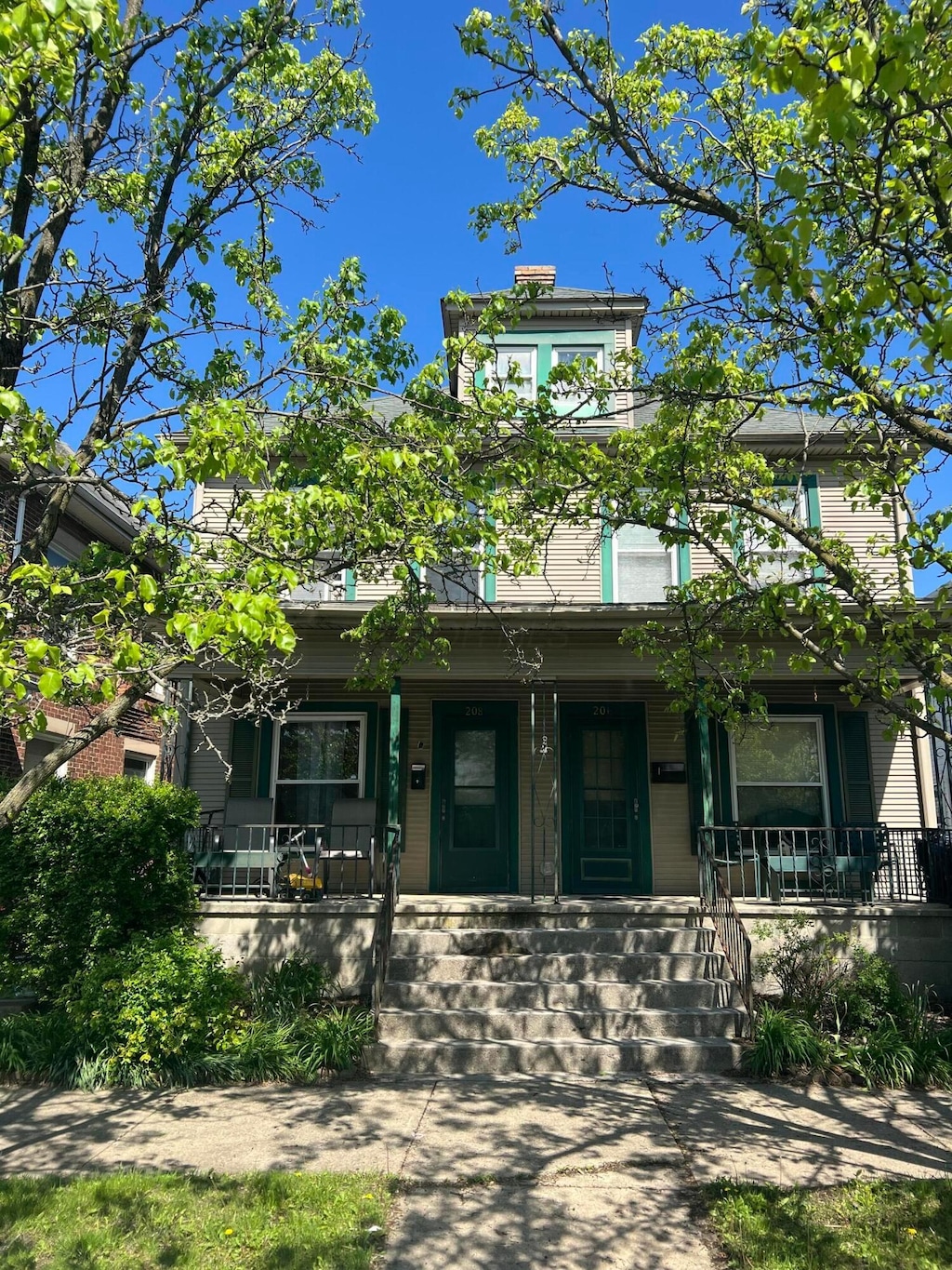 italianate house featuring a porch