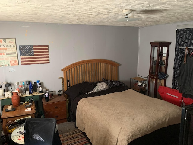 167 Fountain St, Logan, OH 43138 - bedroom featuring a textured ceiling