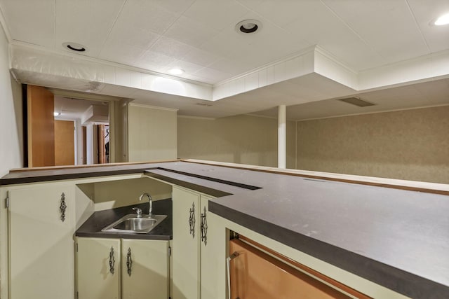 bar with a sink, crown molding, indoor bar, and recessed lighting