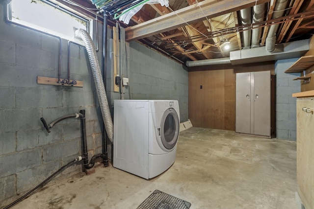 washroom with laundry area and washer / clothes dryer