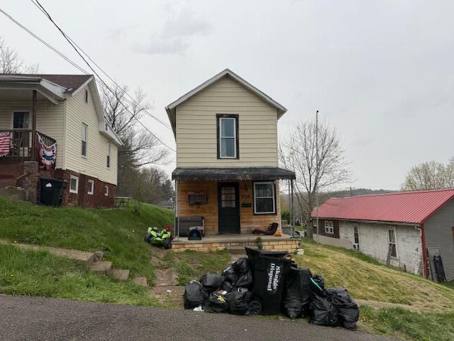 view of front of house with covered porch and a front lawn