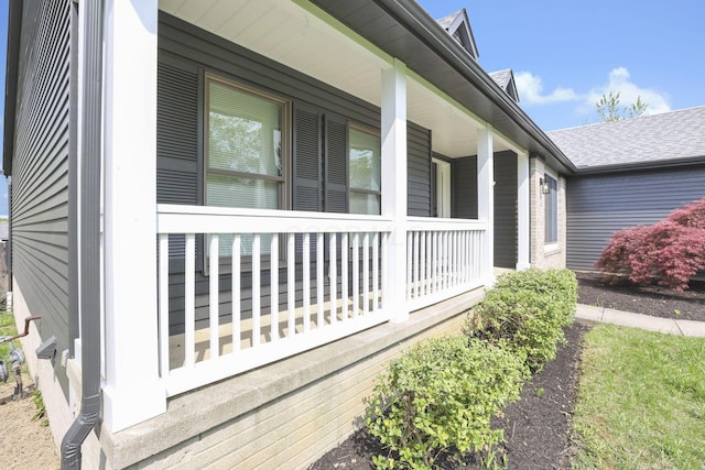 845 Mcnaughten Rd, Columbus, OH 43213 - view of side of property with covered porch