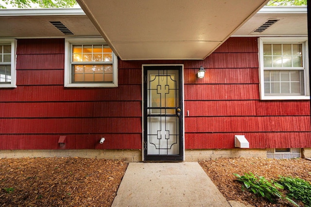 125 S Hamilton Rd, Columbus, OH 43230 - property entrance featuring crawl space