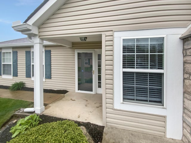 entrance to property featuring a patio area