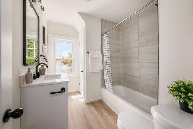 86 Hiawatha Ave, Westerville, OH 43081 - full bath featuring wood finished floors, vanity, baseboards, toilet, and shower / tub combo with curtain
