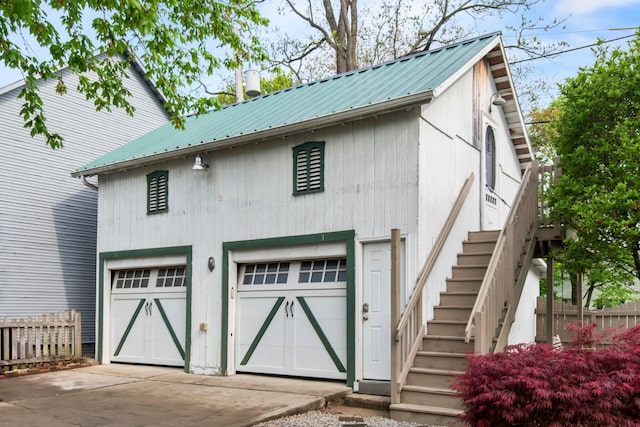 6 Town St, Pataskala, OH 43062 - detached garage featuring fence