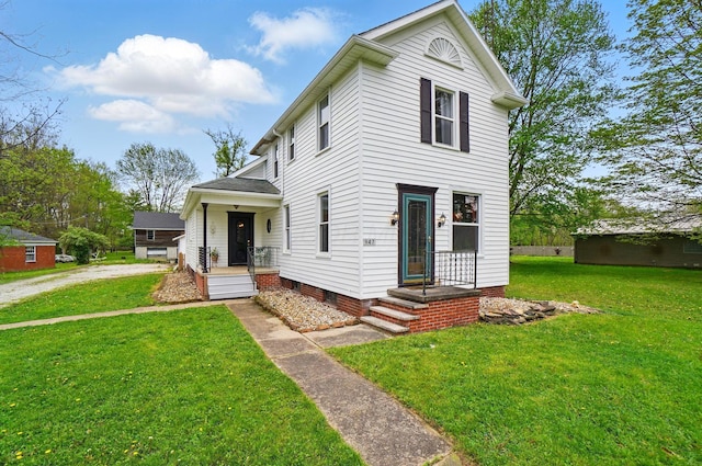 view of front facade featuring a front lawn