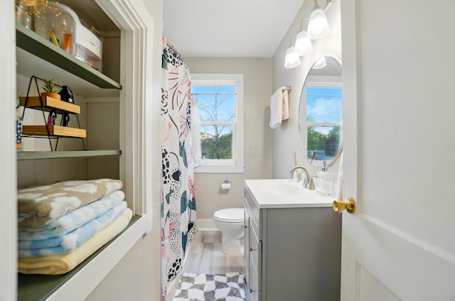 full bath with toilet, baseboards, vanity, and a shower with curtain