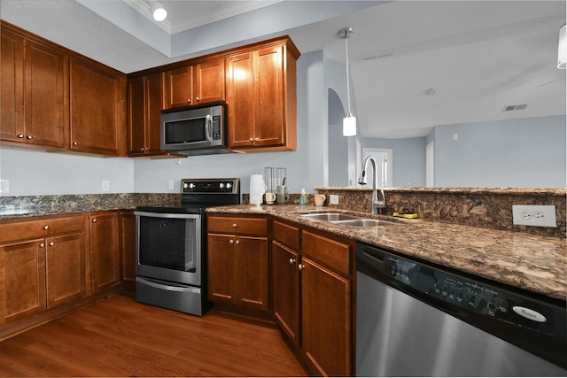 kitchen with dark wood-style flooring, a sink, stainless steel appliances, visible vents, and ornamental molding
