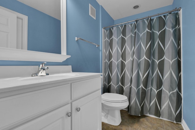 full bath with vanity, a shower with curtain, toilet, and visible vents