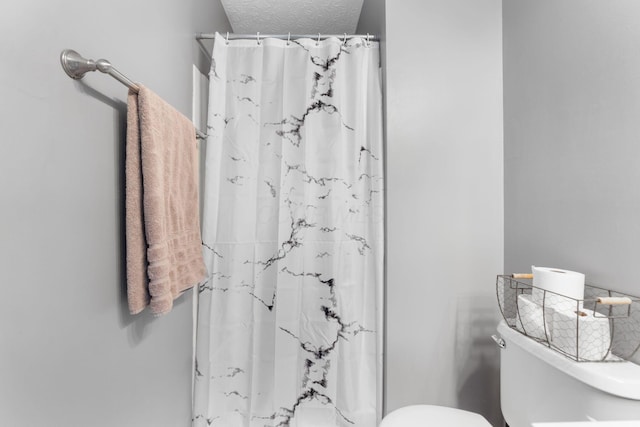 9137 Parkpoint Ln, Lewis Center, OH 43035 - bathroom with toilet and a shower with curtain