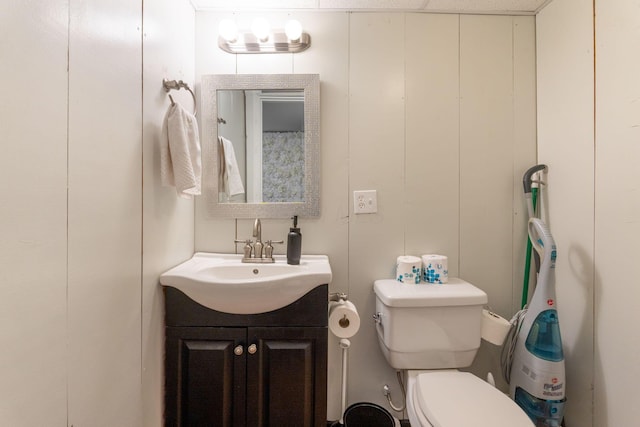 9137 Parkpoint Ln, Lewis Center, OH 43035 - bathroom with vanity, toilet, and a decorative wall