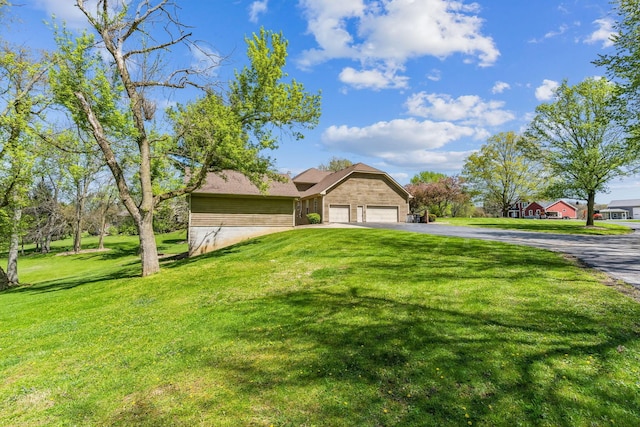 125 W Woodmere Dr, Tiffin, OH 44883 - view of front of property featuring an attached garage, driveway, and a front lawn