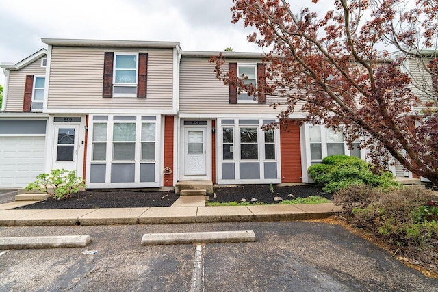 townhome / multi-family property featuring uncovered parking