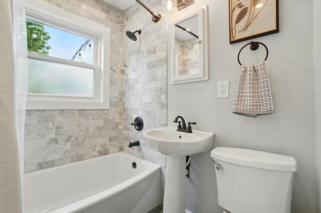 full bath with toilet and shower / bathtub combination with curtain