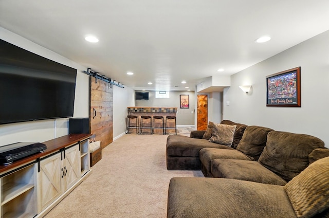 living area with bar, a barn door, recessed lighting, light carpet, and baseboards