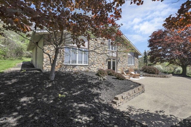 view of front facade with stone siding