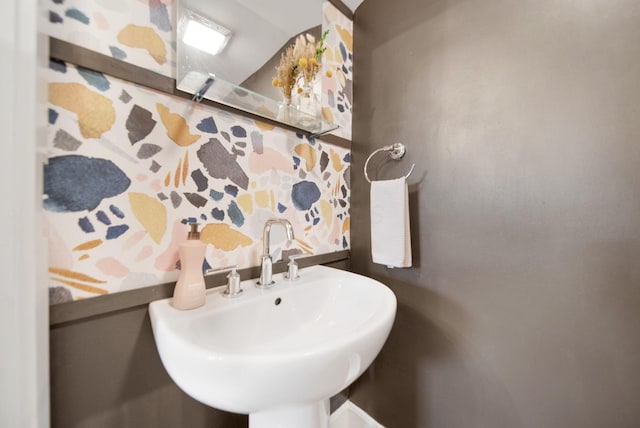 bathroom featuring a sink