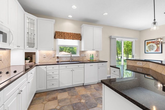 2543 Kemperwood Dr, Blacklick, OH 43004 - kitchen featuring white appliances, a sink, plenty of natural light, backsplash, and recessed lighting
