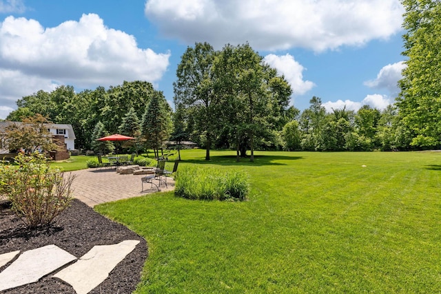 2543 Kemperwood Dr, Blacklick, OH 43004 - view of grassy yard featuring a patio area