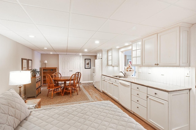 kitchen featuring a sink, white appliances, light wood-type flooring, and recessed lighting