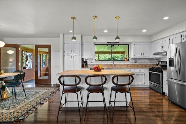 746 Ronson Ave, Columbus, OH 43230 - kitchen with stainless steel appliances, a sink, under cabinet range hood, healthy amount of natural light, and recessed lighting