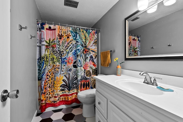 746 Ronson Ave, Columbus, OH 43230 - full bath featuring tile patterned floors, vanity, toilet, and a shower with shower curtain