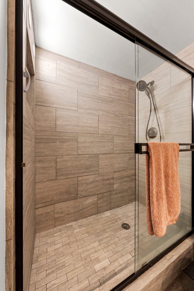 746 Ronson Ave, Columbus, OH 43230 - bathroom featuring a tile shower