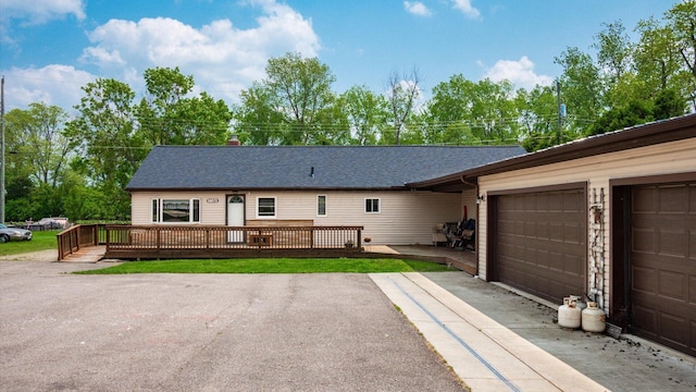 14672 Township Rd Unit 1062, Thornville, OH 43076 - ranch-style house with driveway, a deck, an attached garage, and a shingled roof